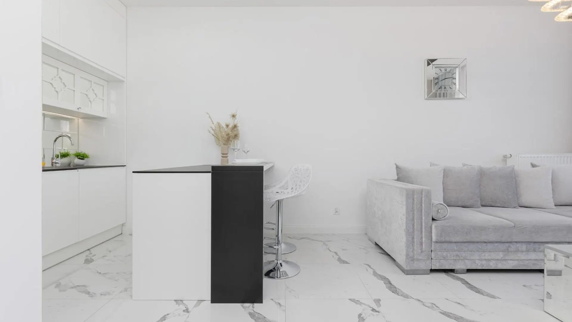 Elegant Apartments With Balcony & Parking Warsaw By Noclegi Renters